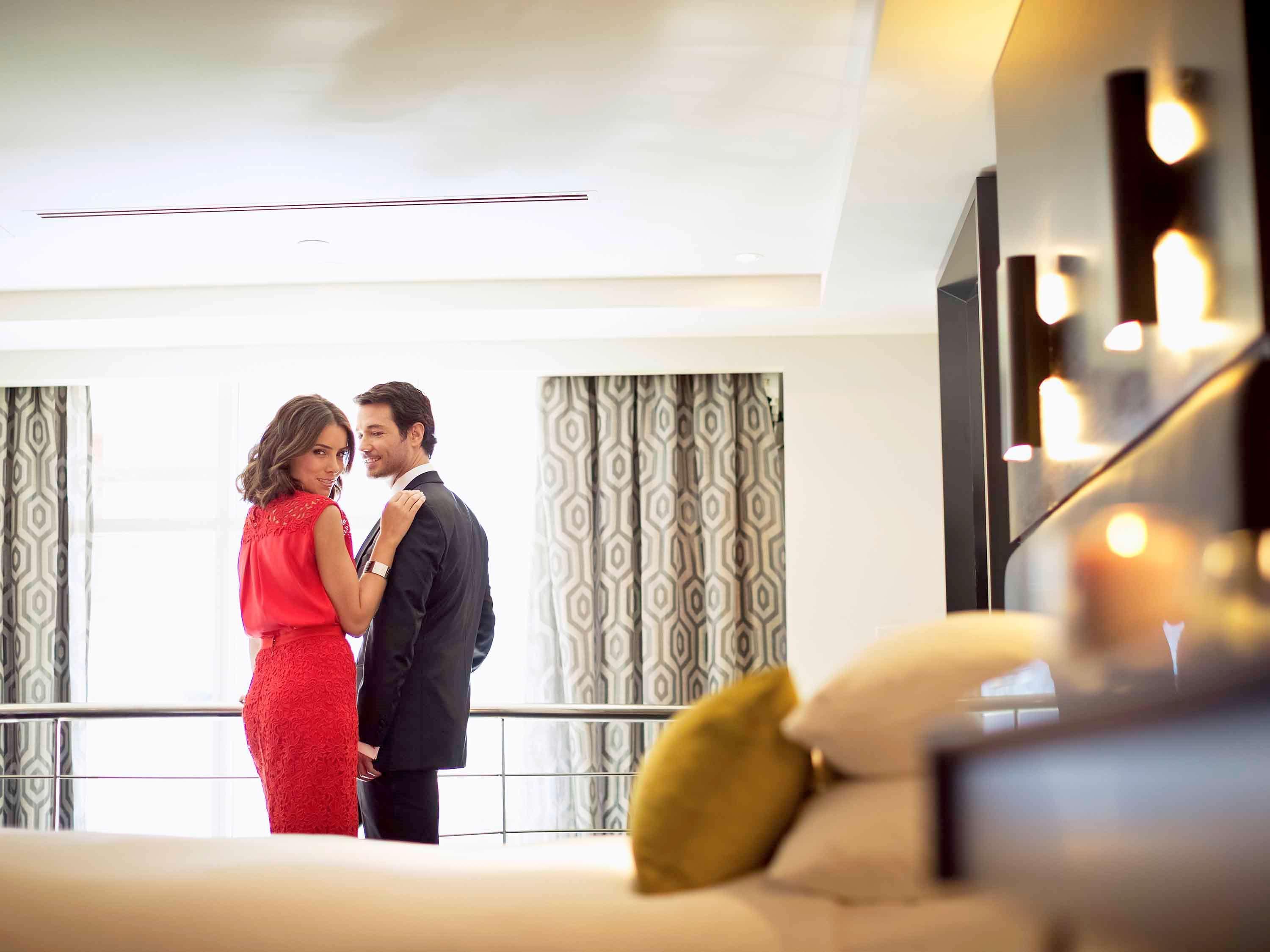 The Como Melbourne City Exterior foto A couple in a hotel room