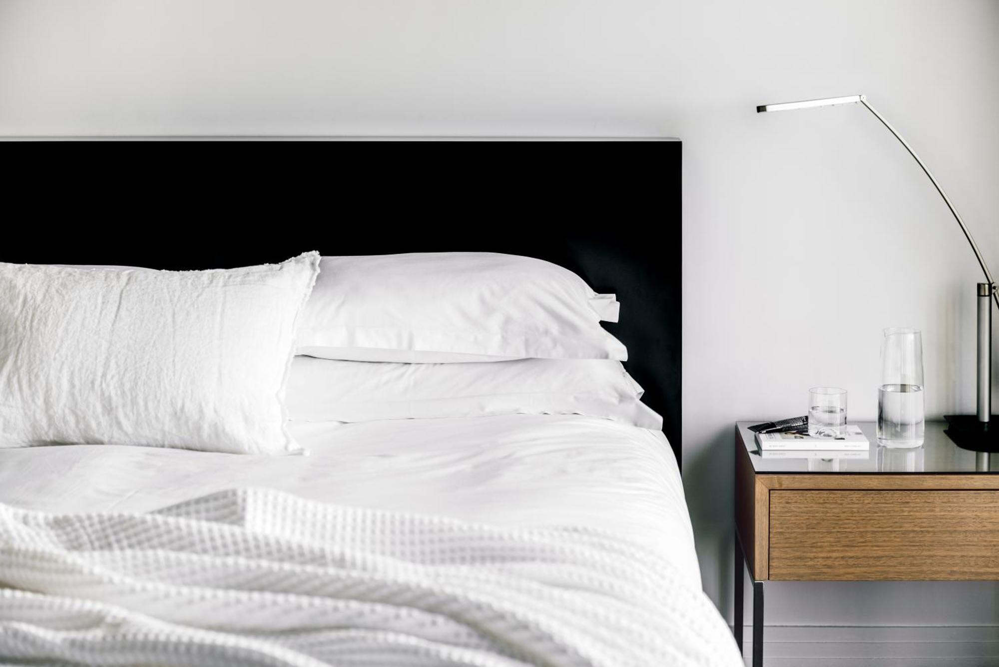 The Como Melbourne City Exterior foto A bed with a black headboard
