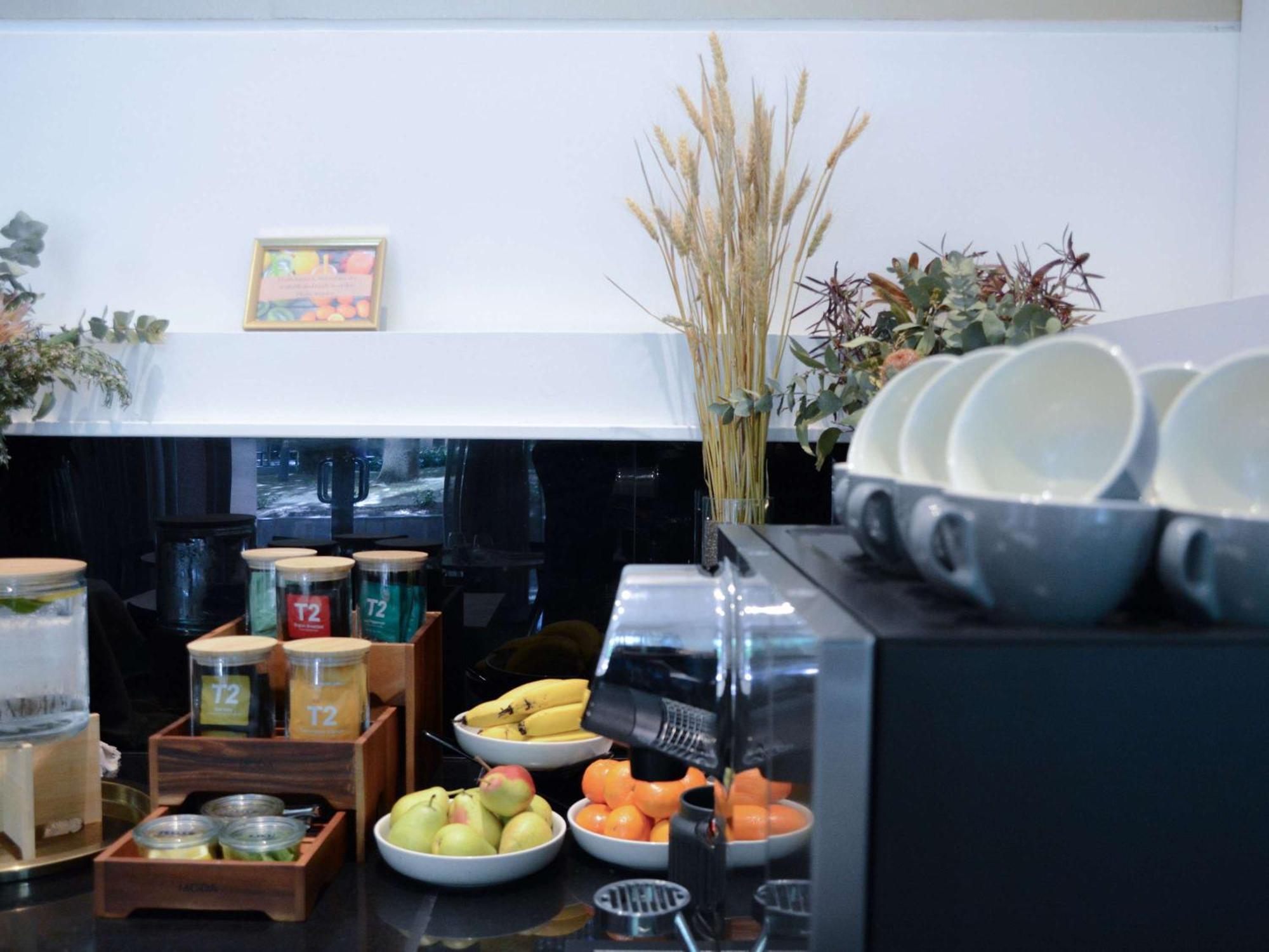 The Como Melbourne City Exterior foto A typical breakfast buffet