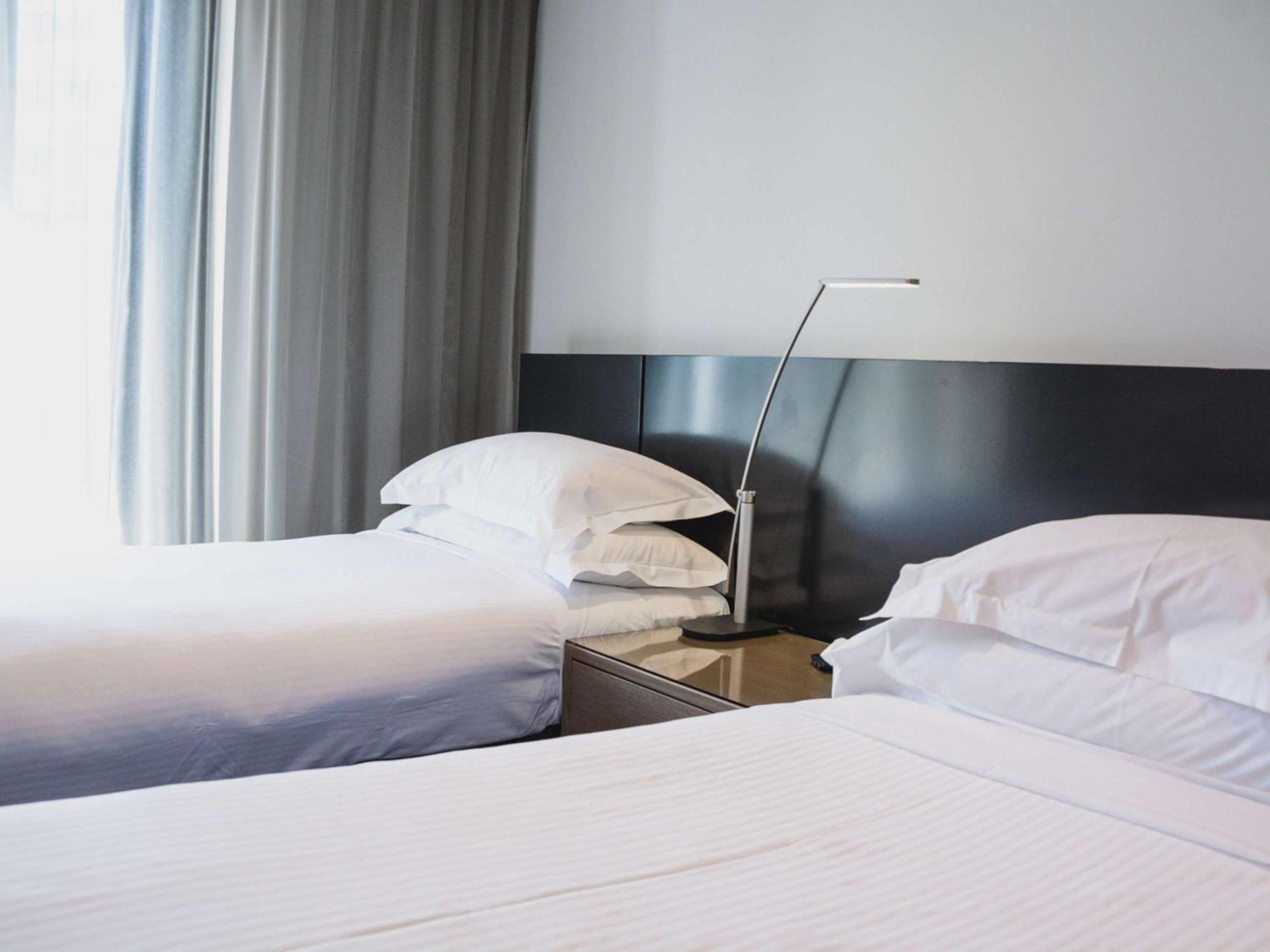 The Como Melbourne City Exterior foto A lamp on a bedside table