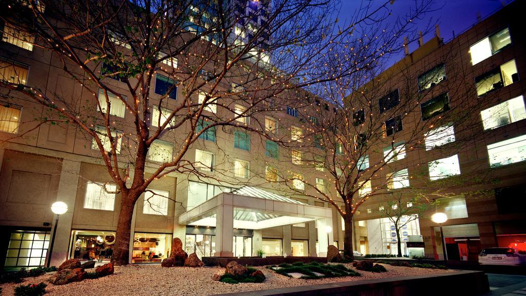 The Como Melbourne City Exterior foto The courtyard at the Mayo Clinic in Rochester, Minnesota